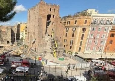 Пожарникари се опитват да спасят затрупан работник под рухналата историческа кула в Рим