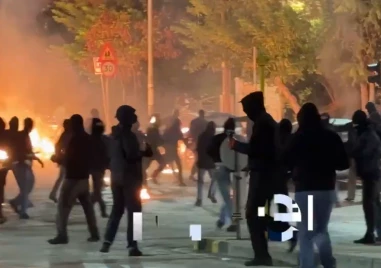 Сблъсъци между полиция и протестиращи пред съда в Солун