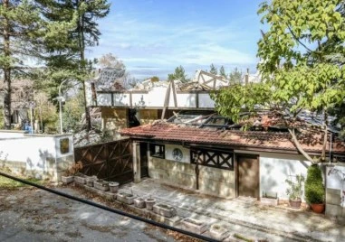 Срутиха част от бившия сарай на Ахмед Доган в Бояна