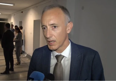 Вълчев: Забраната за телефони в училищата може да влезе в сила през януари