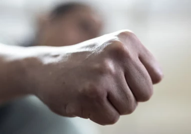 Жестоко! Мъж удари жена след катастрофа в София, с фрактура на черепа е