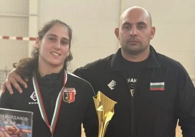 Злато и купа за Кадер Ангелова от Локо на международен турнир по борба
