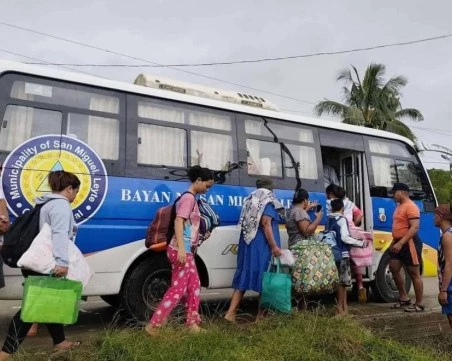 Десетки хиляди хора се евакуират във Филипините заради приближаващ тайфун