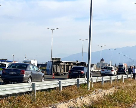 Бус се обърна на пътя Пловдив - Асеновград край Крумово, движението е затруднено