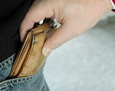 Мъж задигна дамско портмоне в Пловдив,  задържаха го