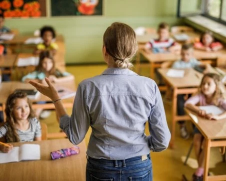 Не е ясно с колко процента и откога ще бъдат увеличени учителските заплати