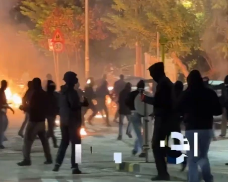 Сблъсъци между полиция и протестиращи пред съда в Солун