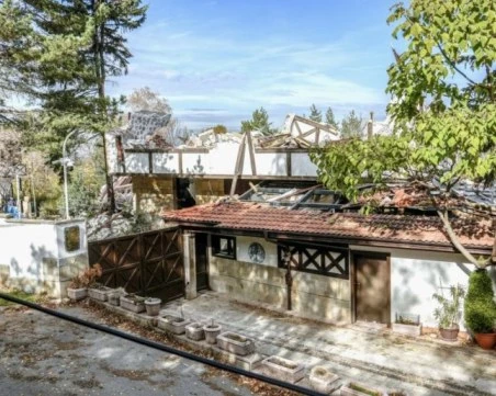 Срутиха част от бившия сарай на Ахмед Доган в 