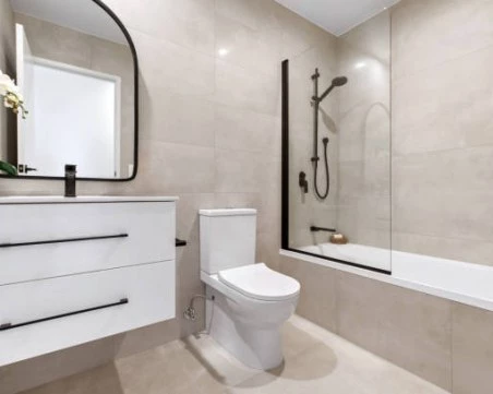 Учени обясняват как един навик прави тоалетната по-мръсна