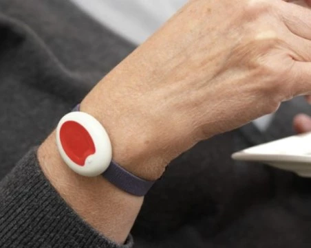 „Умни” гривни следят самотни възрастни хора в Пловдив