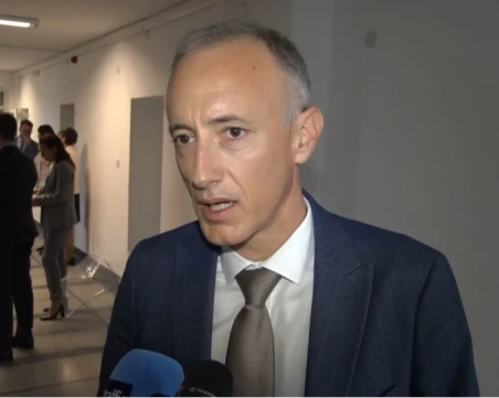 Вълчев: Забраната за телефони в училищата може да влезе в сила през януари