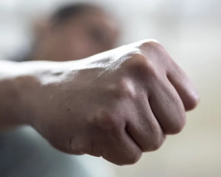 Жестоко! Мъж удари жена след катастрофа в София, с фрактура на черепа е