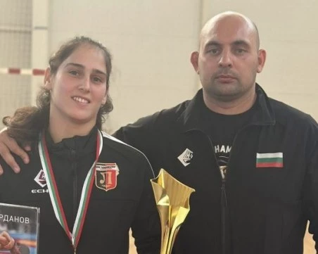 Злато и купа за Кадер Ангелова от Локо на международен турнир по борба