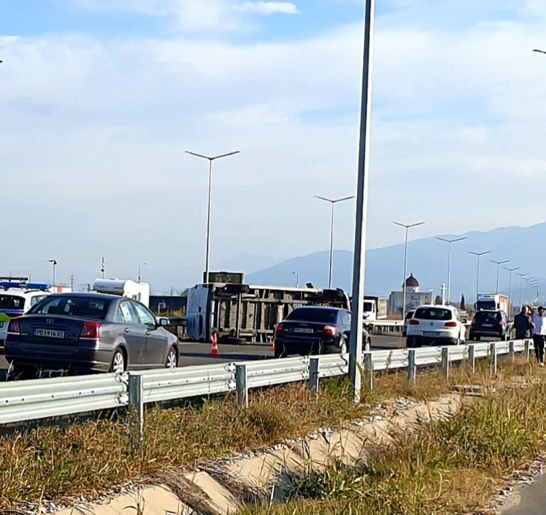 Бус се обърна на пътя Пловдив - Асеновград край Крумово, движението е затруднено