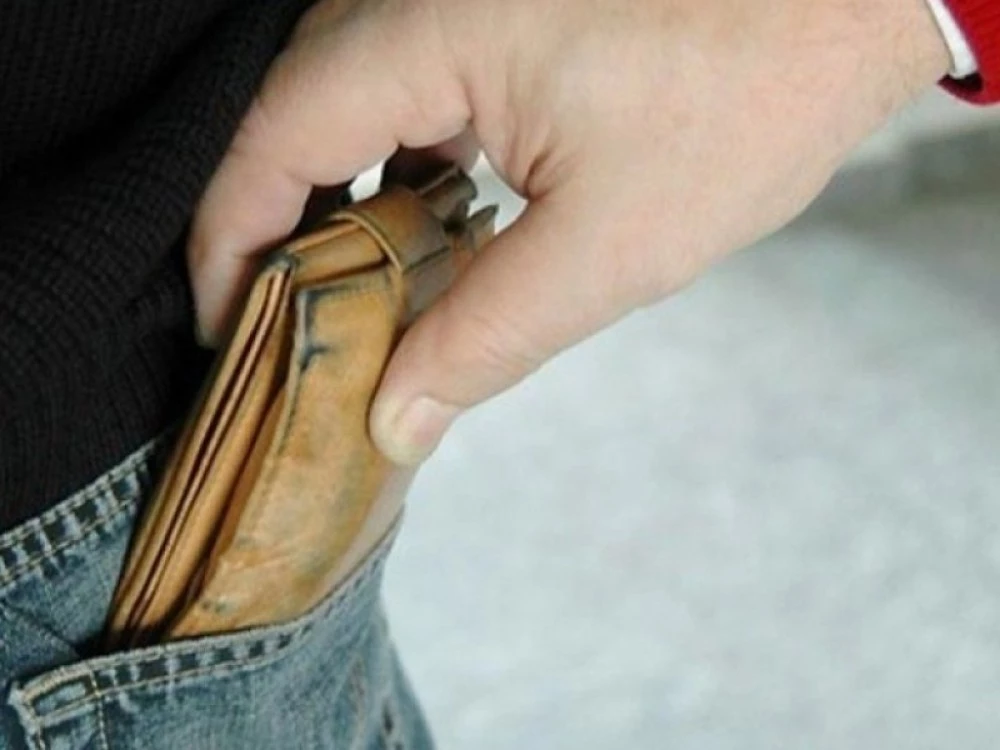 Мъж задигна дамско портмоне в Пловдив,  задържаха го