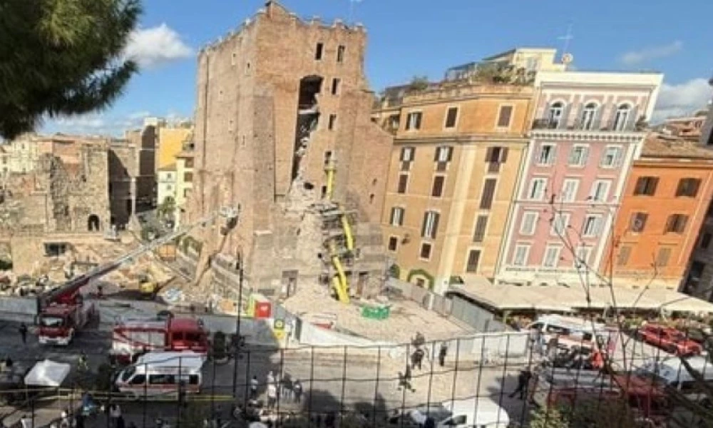 Пожарникари се опитват да спасят затрупан работник под рухналата историческа кула в Рим