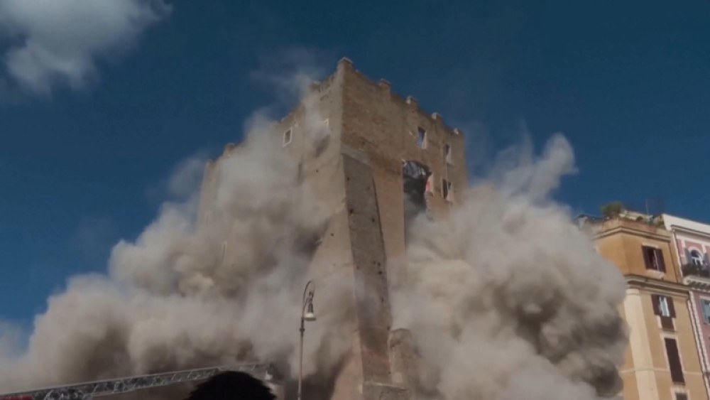 Рухна историческа кула в центъра на Рим ВИДЕО