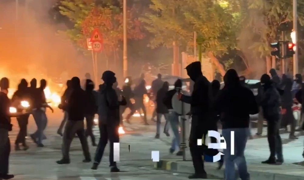 Сблъсъци между полиция и протестиращи пред съда в Солун