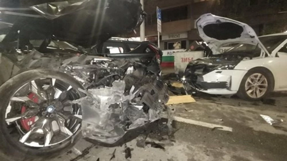 Шофьорът, помел шест паркирани автомобила в София, е бивш шеф в държавната „Автомагистрали