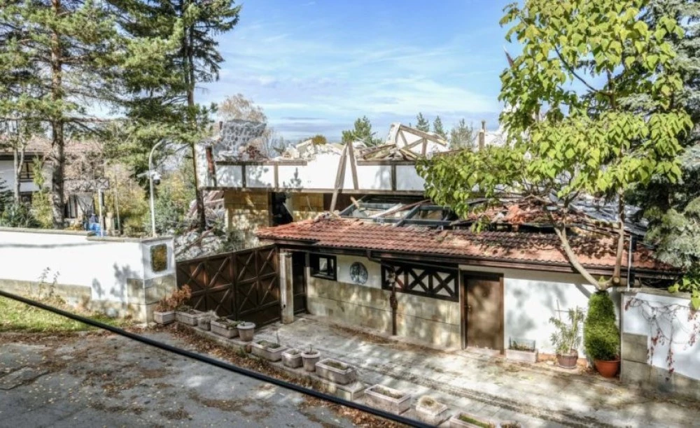 Събориха част от бившия сарай на Ахмед Доган в 