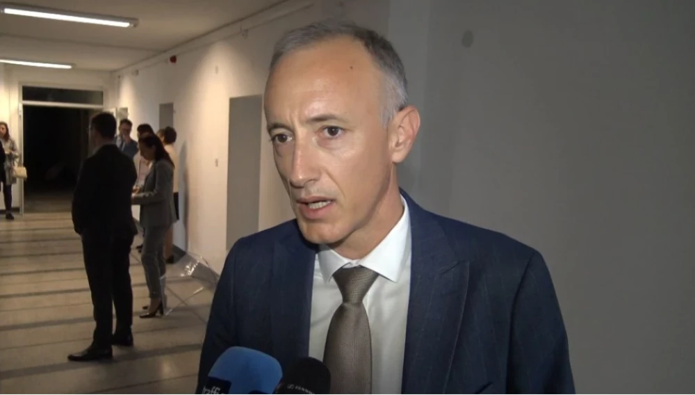 Вълчев: Забраната за телефони в училищата може да влезе в сила през януари