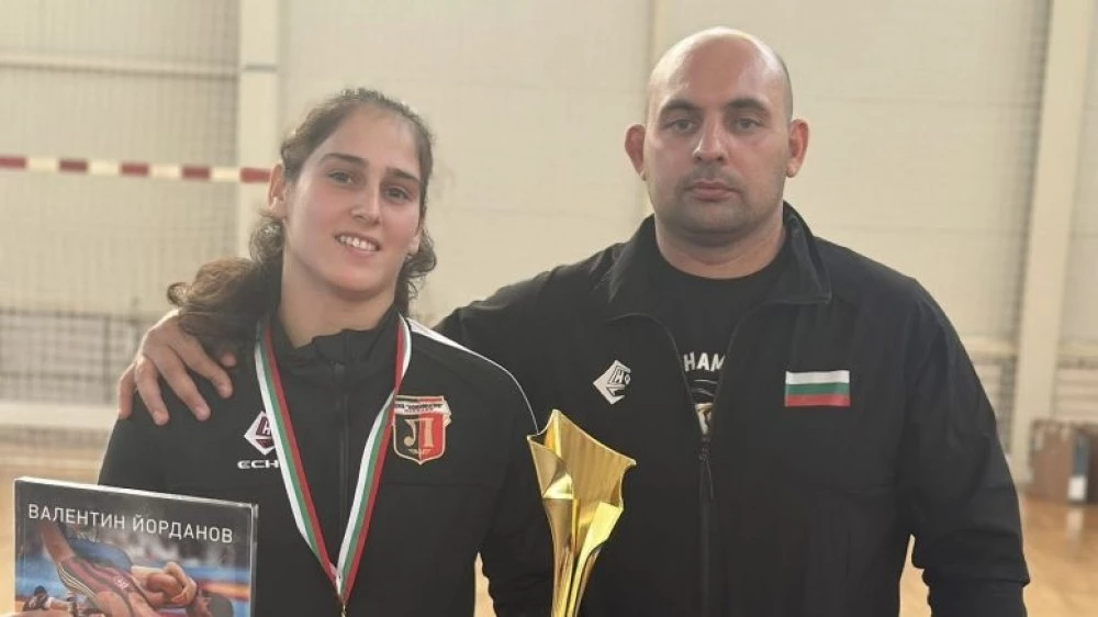 Злато и купа за Кадер Ангелова от Локо на международен турнир по борба