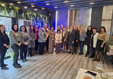 Кметът на „Южен награди изявени учители от района за Деня на будителите