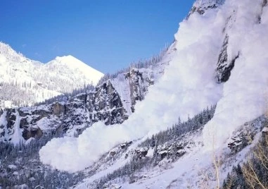 Лавина уби най-малко трима души в Непал - други четирима са в неизвестност