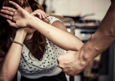 Мъж разби челюстта на жена си в Кърджали, пострадалата е в болница