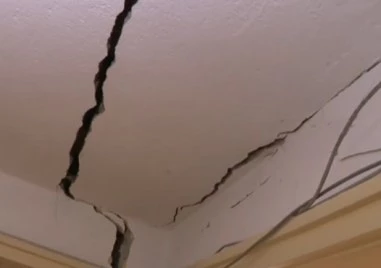 Нацепеният и пропукан блок от строящо се в София метро е вече необитаем