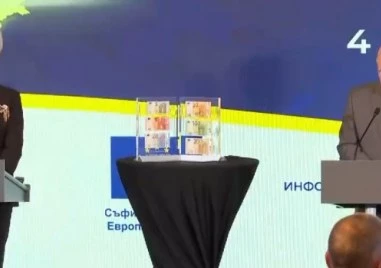 Председателят на ЕЦБ и управителят на БНБ показаха за първи път българските евробанкноти