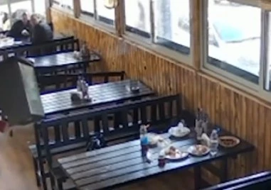 Психично болен системно заплашва с нож хора по улиците на София, вилня в ресторант