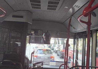 Шофьор на автобус говори по телефона, докато превозва пътници в Пловдив