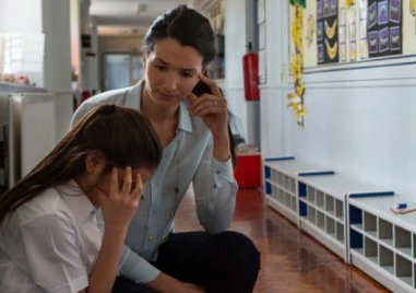 Заради нарастващото насилие: МОН увеличава броя на училищните психолози