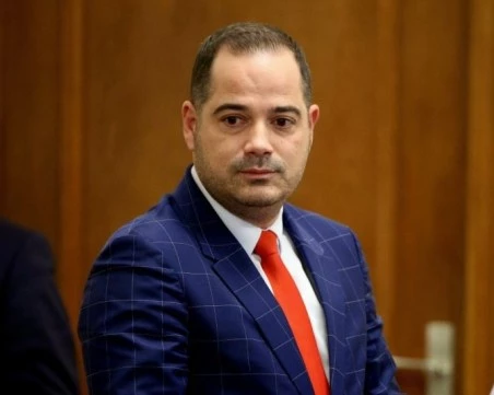 Калин Стоянов: Радев продължава да се вози на брониран Мерцедес, Шкодата е за пред медиите