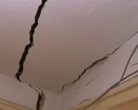 Нацепеният и пропукан блок от строящо се в София метро е вече необитаем