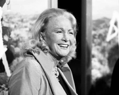 Почина трикратно номинираната за 