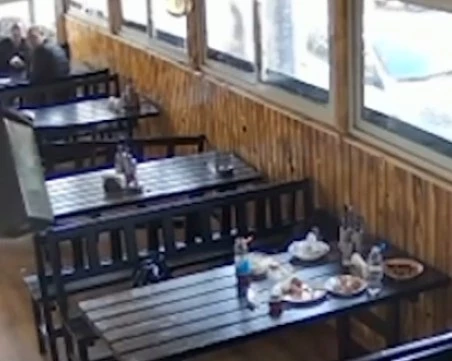 Психично болен системно заплашва с нож хора по улиците на София, вилня в ресторант