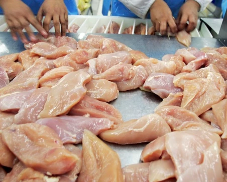 Установиха 35 тона съмнително месо без документи в българска транжорна