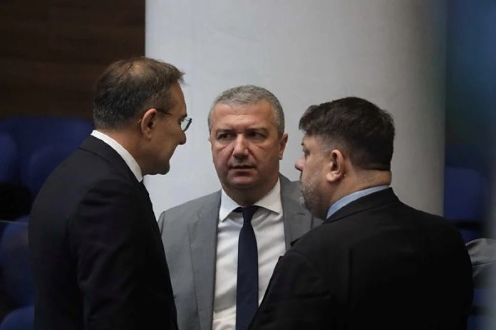 БСП изяде собствения си аргумент: Вдигат данъци, за да „борят