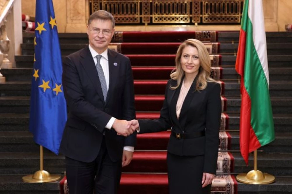 Назарян се срещна с комисар Домбровскис, увери, че ще работи за прозрачен преход към еврото