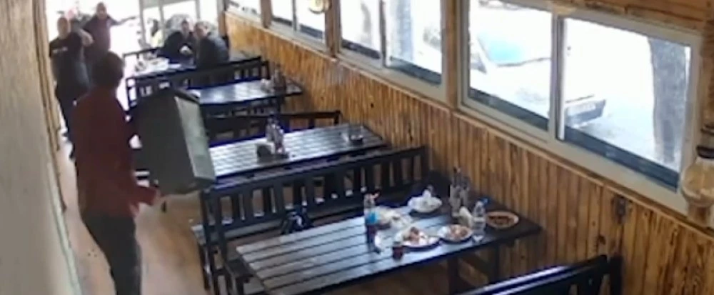 Психично болен системно заплашва с нож хора по улиците на София, вилня в ресторант