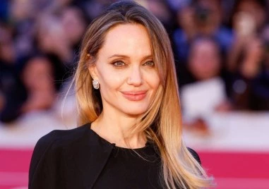 Анджелина Джоли се появи в Херсон с бронирана жилетка