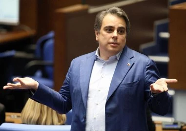 Асен Василев за майчинските: Управляващите искаха, но нямаха желание