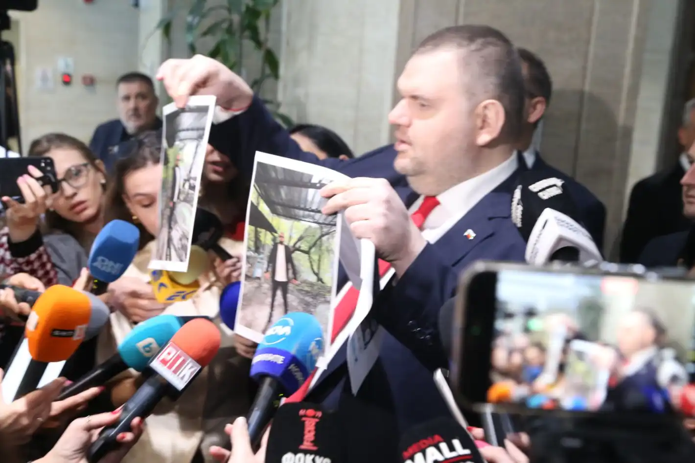 Пеевски пак показа снимки на Рашков с Мухарем Мухата - били от Хасково, не от Пазарджик