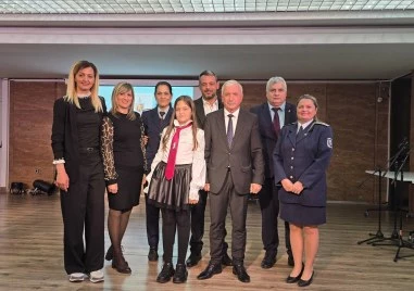 Ученичка от пловдивско училище с първа награда от конкурса на МВР Аз и моето полицейско управление