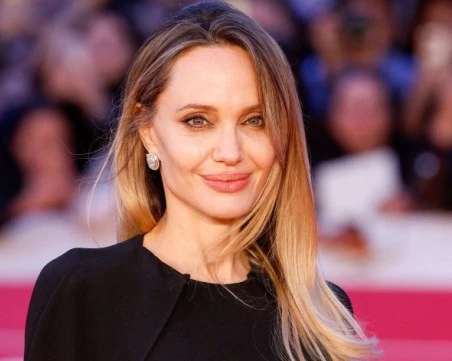 Анджелина Джоли се появи в Херсон с бронирана жилетка