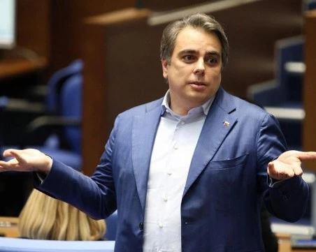 Асен Василев за майчинските: Управляващите искаха, но нямаха желание