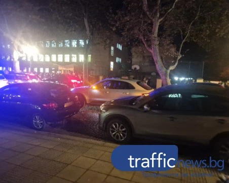 Ежедневен хаос с коли пред гимназия в сърцето на Пловдив, два проекта обаче го пращат в миналото