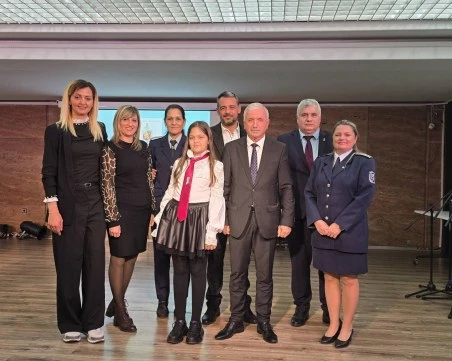 Ученичка от пловдивско училище с първа награда от конкурса на МВР 